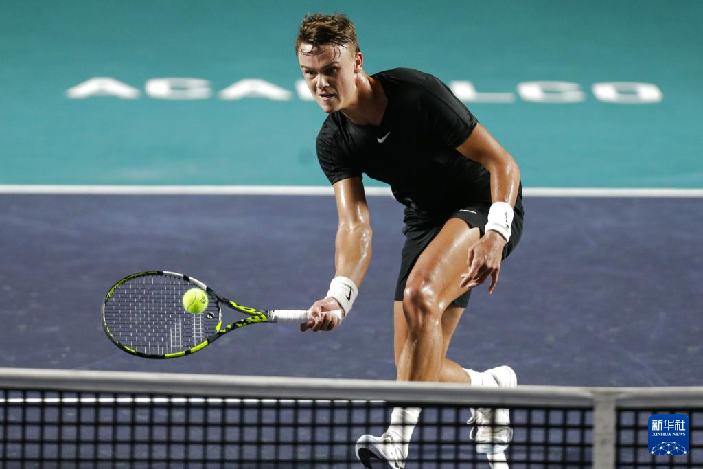 老队友们的再会，皮克、哈维和普约尔参加罗贝托的巴萨告别仪式